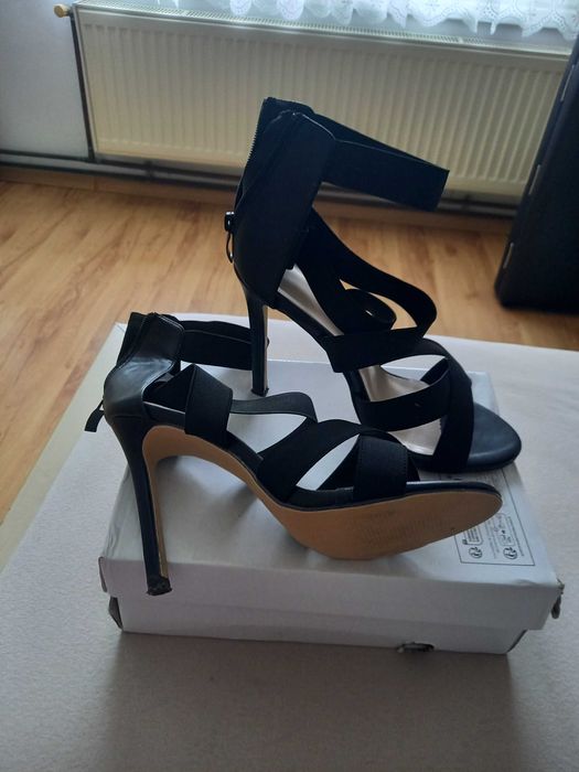 Дамски сандали с висок ток