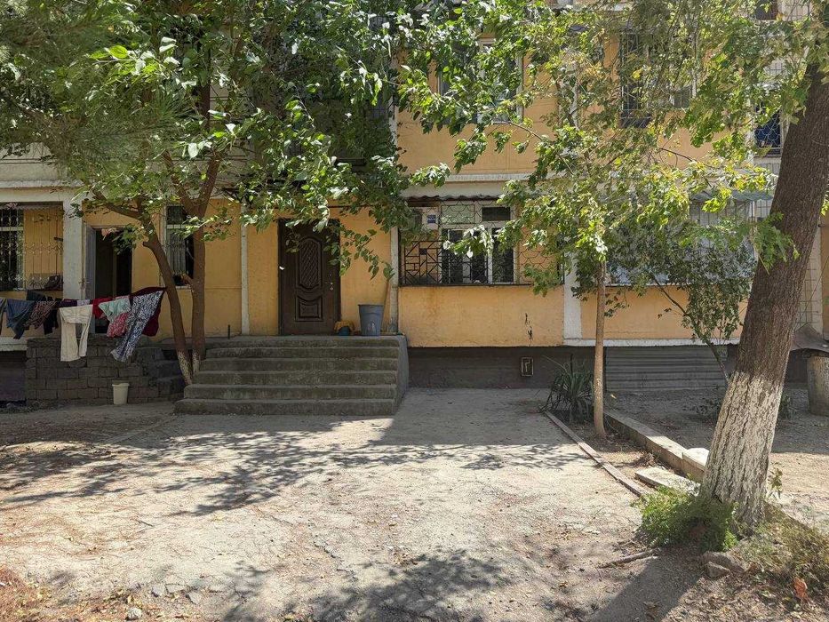 Сергели-7, 300 школа, 3-бекат метро яқин 1-этаж 3 хона қилинган
