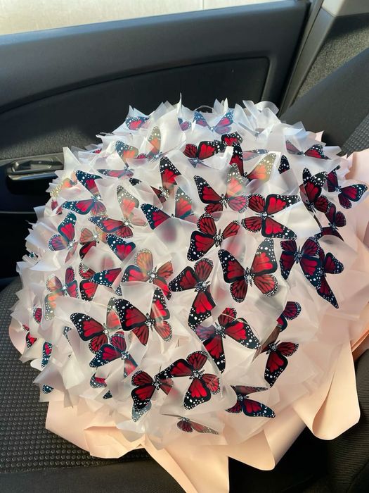 Букеты из роз и бабочек