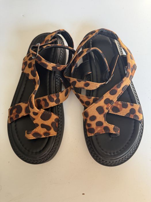 Леопардови сандали