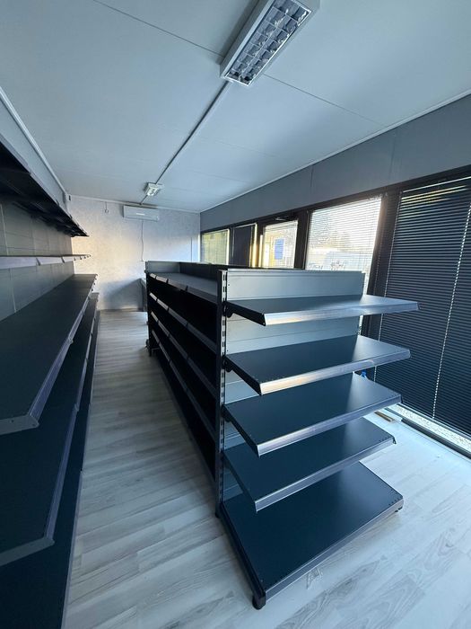 Двустранен островен стелаж за магазин с перфо гръб в тъмно сив мат