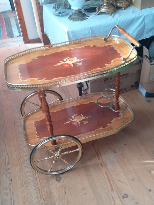 Продавам помощна количка подвижно барче интарзия флорални мотиви