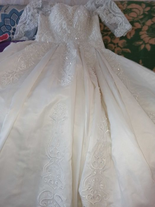 Келин кўйлак сотилади