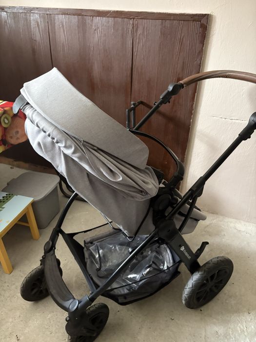 Продавам бебешка количка kinderkraft