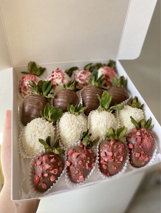 Клубника в шоколаде, подарки, цветы