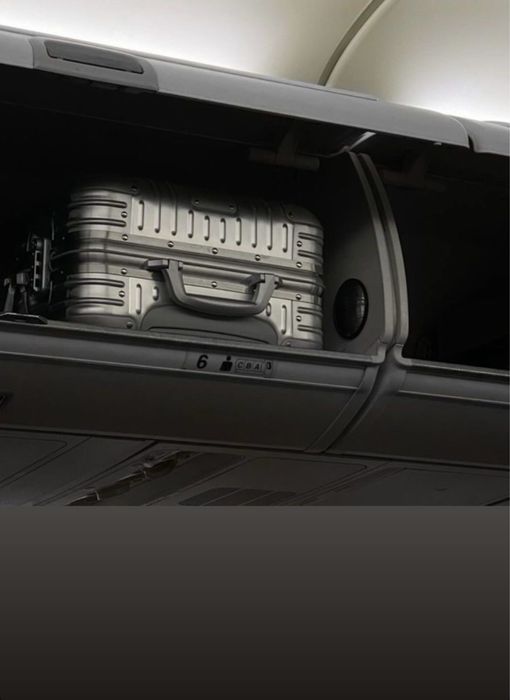 Чемодан в размере L из прочного алюмения.