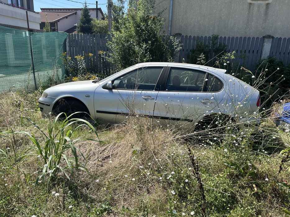 Vand 3 auto an 2004 , km 180000 , pret pentru toate 3000€ . Se pot lua pe platforma Fara Baterie