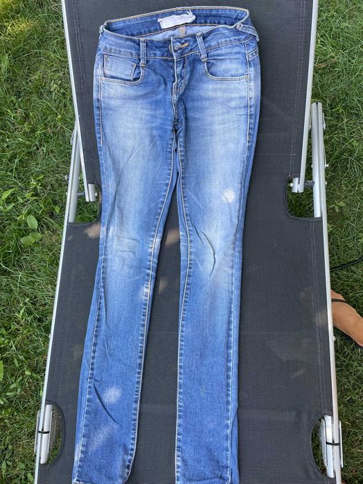 Blugi la modă ZARA, diverse culori, 59 de lei/pereche