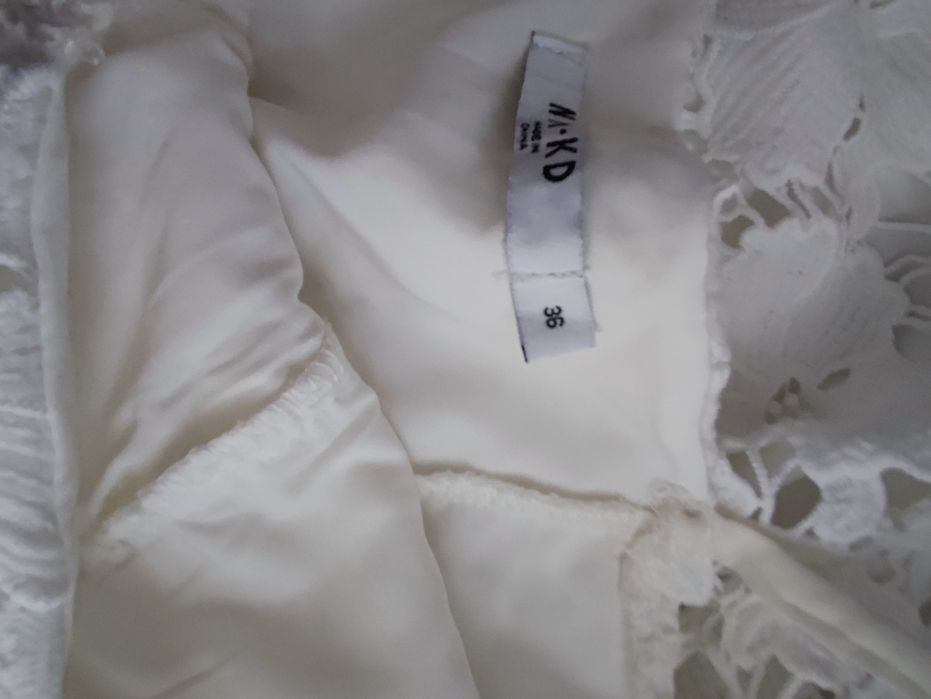 Бяла дантелена рокля