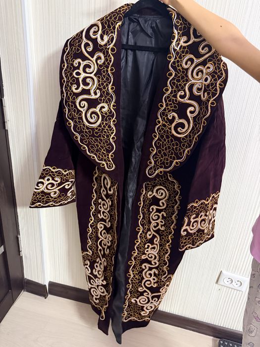 Продается чапан с тюбетейкой.