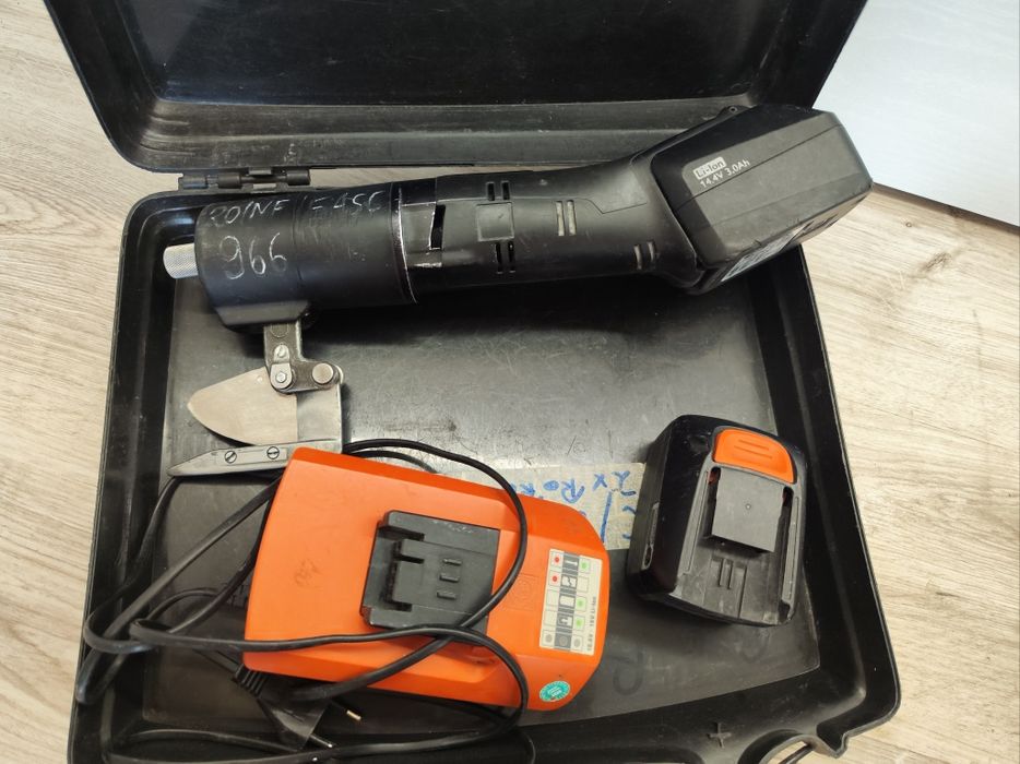Masina de taiat material pe acumulator Fein Mofex