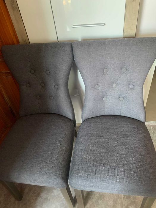 Продавам трепезни столове - английски 2 броя