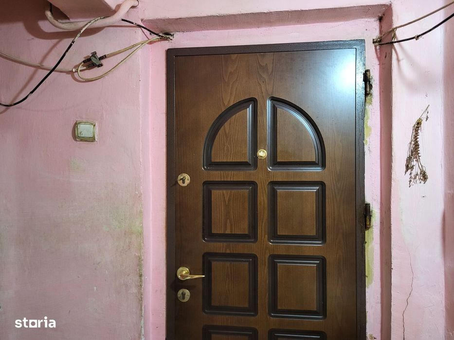 Apartament 3 camere, parter, cu balcon. Necesita renovare completa.