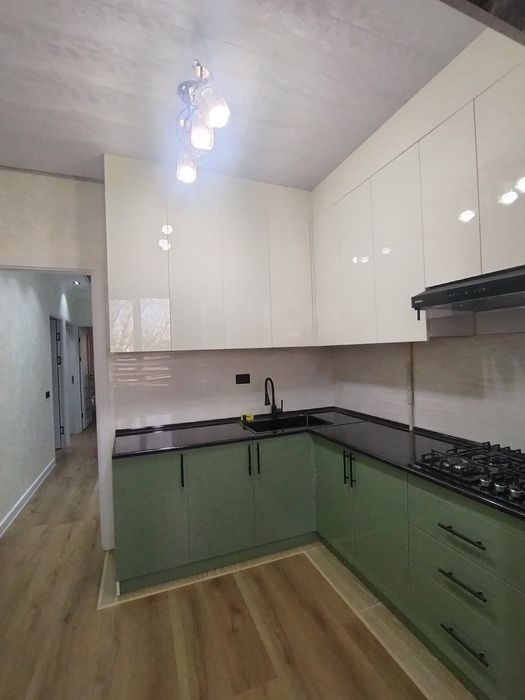 Чирчик шахрида 8 мкда 3 хонали уй сотилади