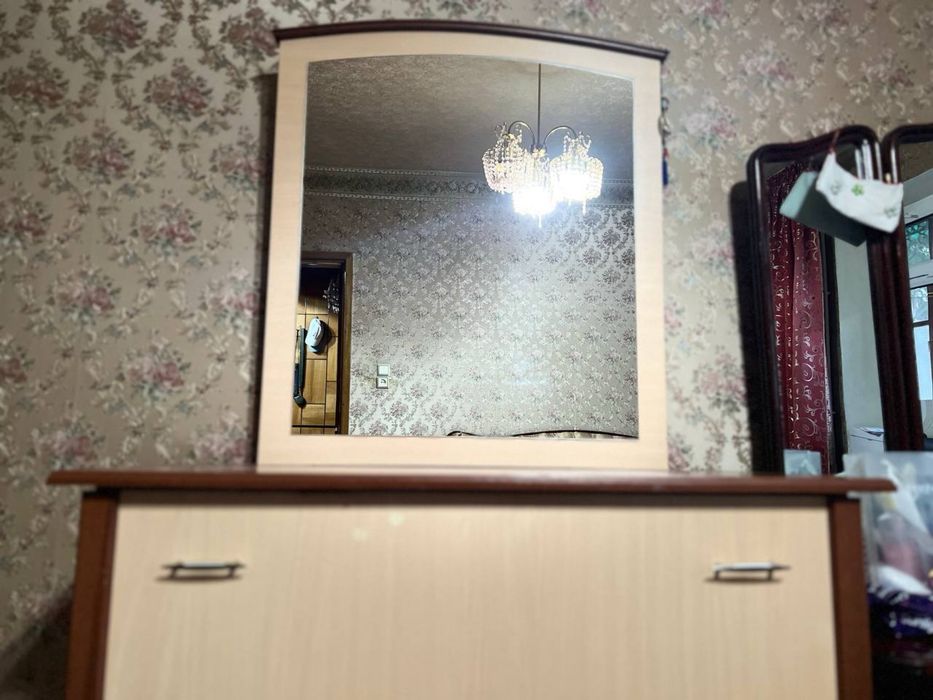 Стулья, ковры, камоды