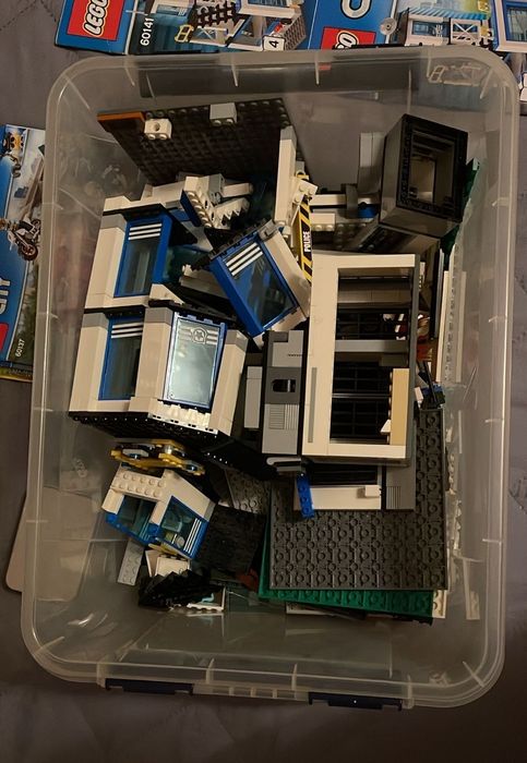 Продам коробки лего, вместе с коробками.