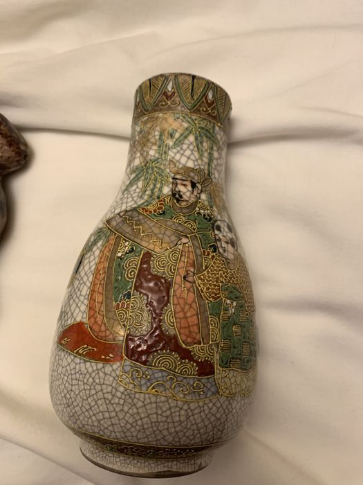 Стъклени и антична порцеланова ваза