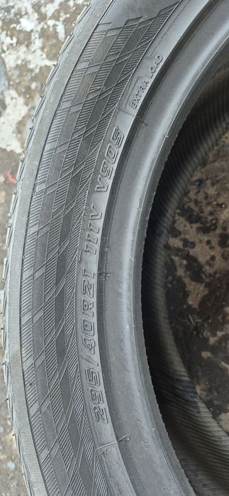 2 anvelope iarna Yokohama 295/40/21.Pretul este pe bucata.