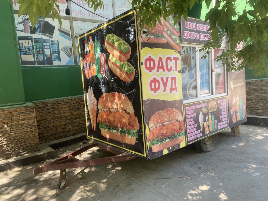 Фудтрак на колесах, вагончик