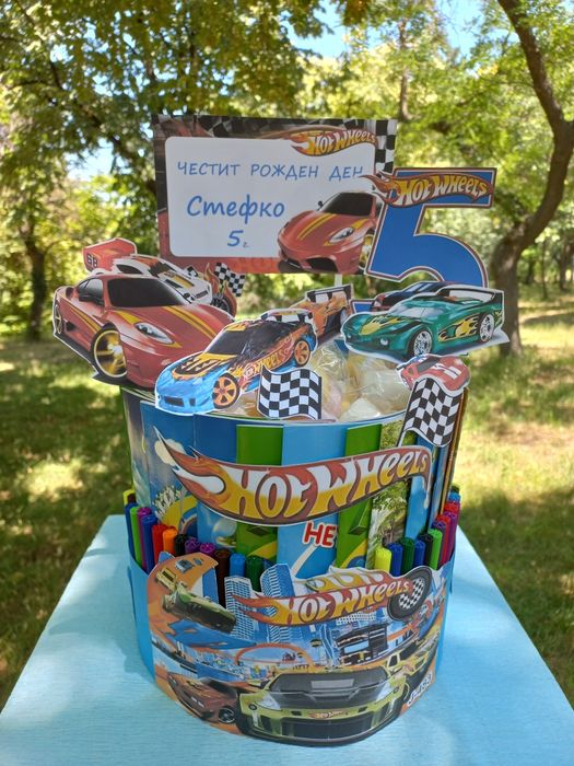 Торта от книжки и моливи, подходящи за празнуване на рожден ден