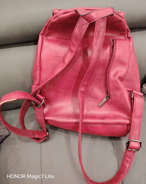 Запазена червена раничка