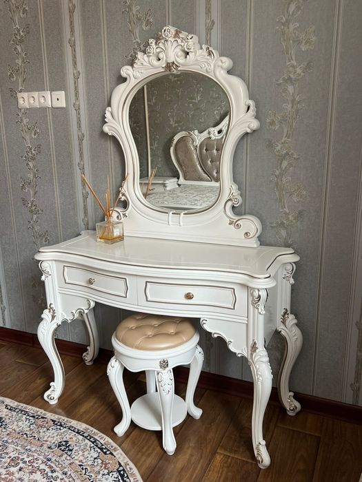 Спальный гарнитур из дерева.