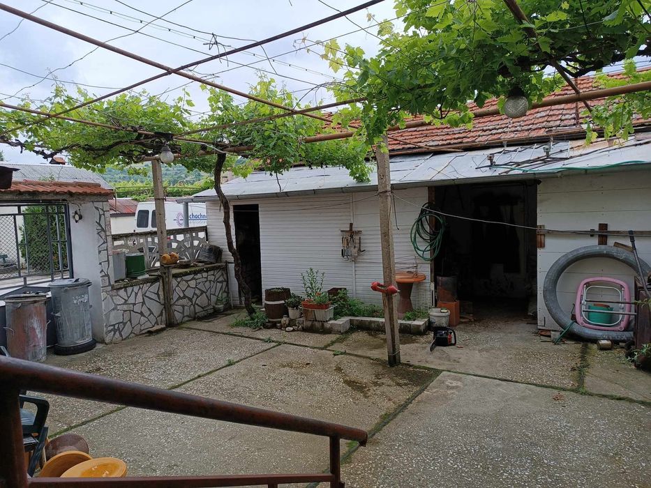 Къща на два етажа в с.Бяга