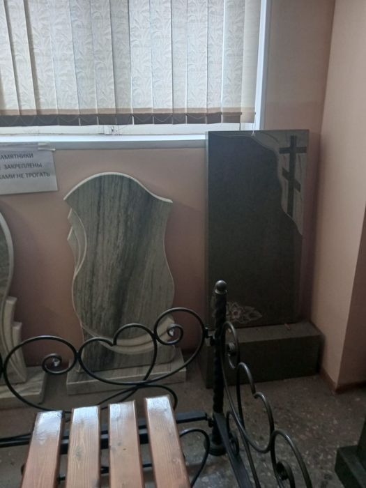 Памятники, ограды, благоустройство