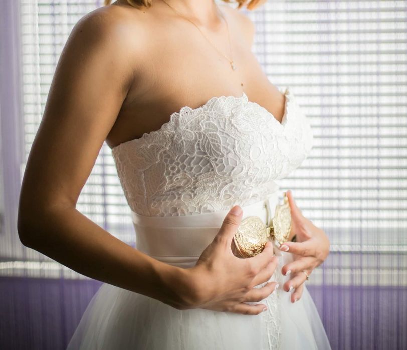 Къса сватбена рокля с пола от тюл