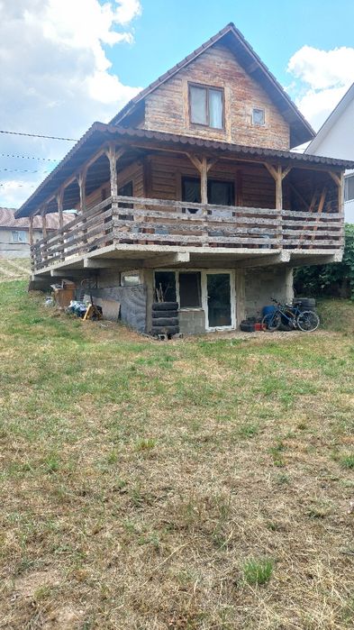 Vând  casa din bârne lemn
