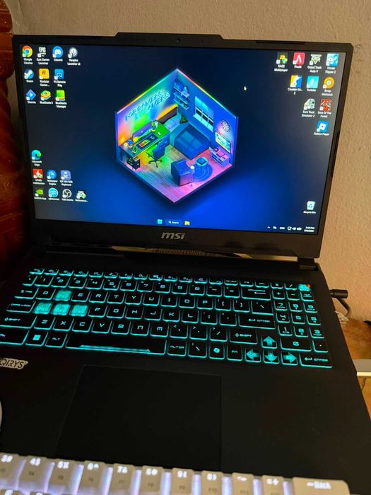 Vand laptop de gaming cu tastatura si mouse