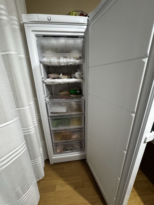Морозильник Indesit DSZ 275 л