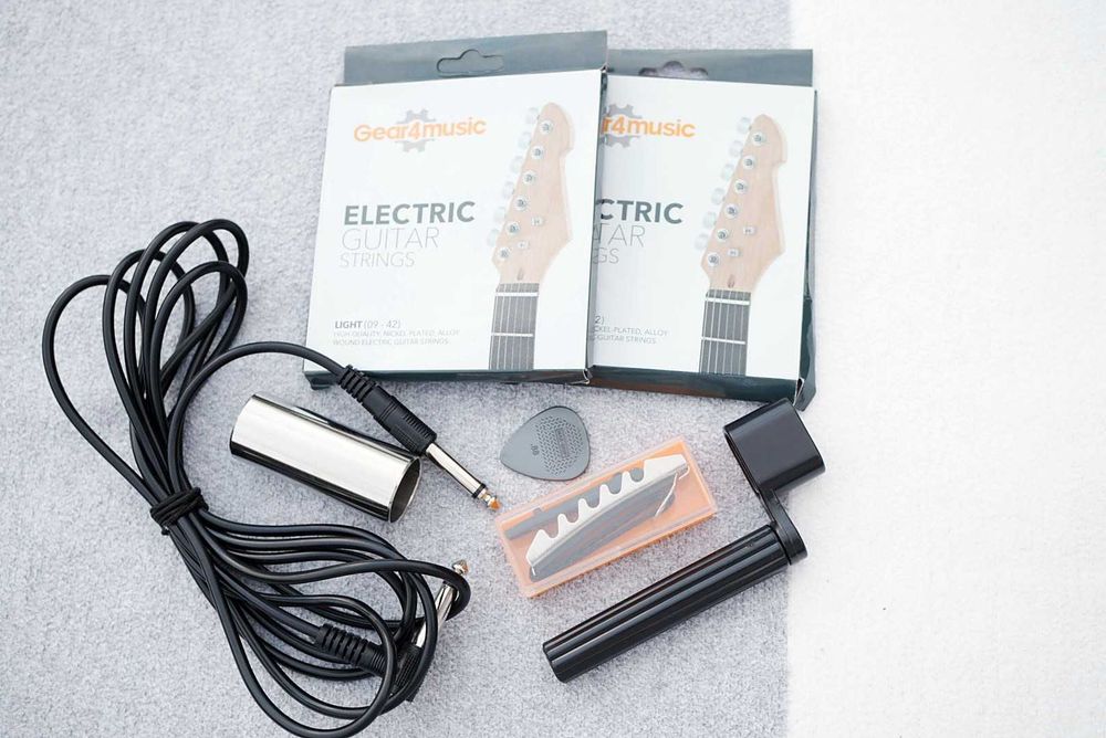 Chitară electrică Gear4music LA albă Stratocaster + husă + accesorii