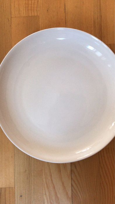 Тарелки белые большие 100, поменьше 50