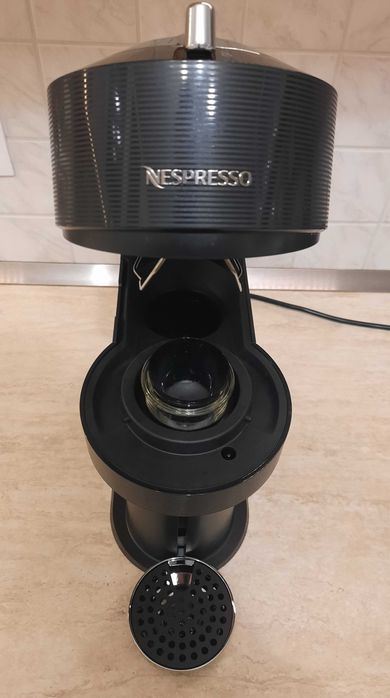 Krups Nespresso Vertuo кафемашина с капсули+подарък часовник