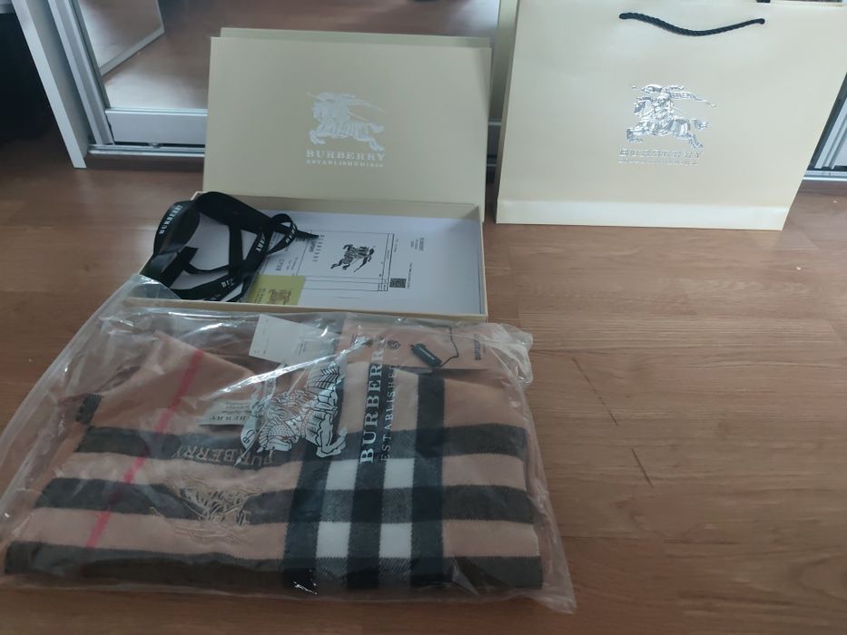 Esarfa scarf Burberry cadou ideal de Craciun