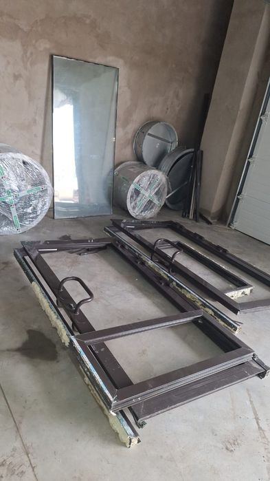 Продам алюминиевый витраж и двери  б/у