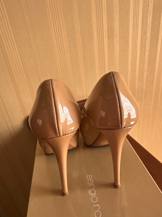 Бежевые лаковые туфли Le Silla, б/у