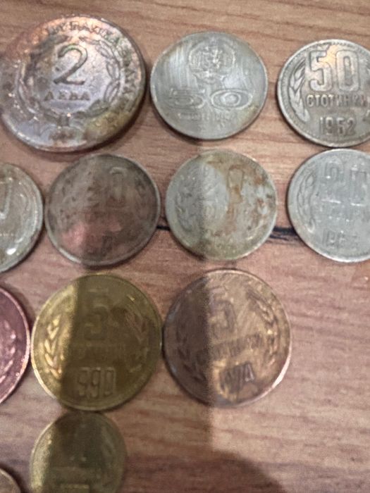 Продавам стари монети от различни години стотинки и левове.