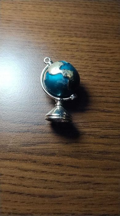 Pandantiv glob pământesc, rotativ, din metal emailat