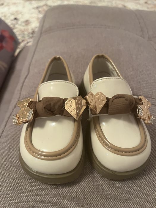 Продаю детскую ботинку для девочек