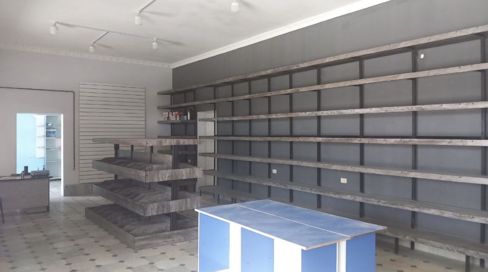 продаются готовые полки и стилажы для хоз. магазина.