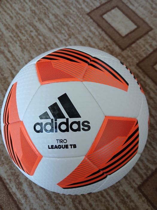 Волейболни и футболна топки