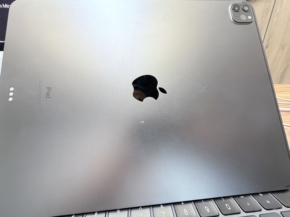 Продаю iPad Pro (12.9-inch) (5th generation) WiFi + Magic Keyboard