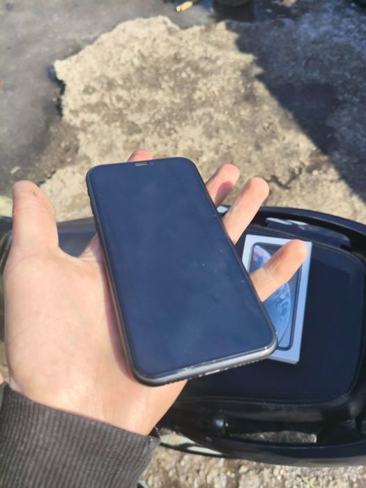 Продам срочно Айфон xr