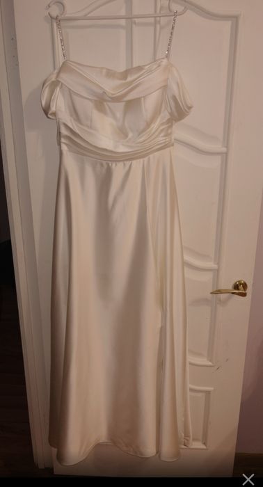 Белое атласное платье