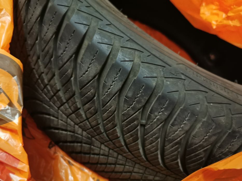 Продавам Спешно 2 всесезонни Гуми Goodyear 255/55R18