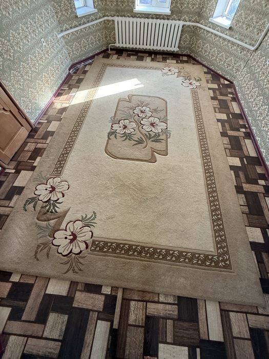 Екі бірдей кілем сатылады