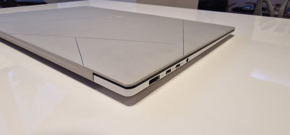 Лаптоп ASUS Zenbook S 16, AMD Ryzen AI 9 365, 24 GB DDR5 RAM, 1 TB PCIe SSD, 16” 3K сензорен екран (2880x1800), AMD Radeon 880M, Win 11 pro