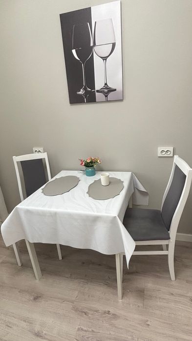 Стол, стулья срочно  продам